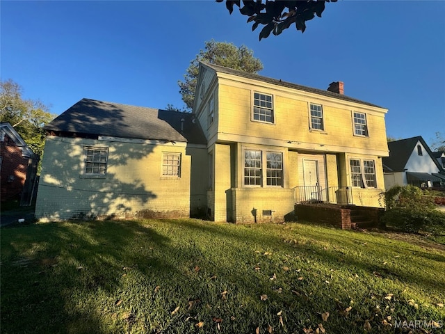 view of front of house with a front lawn