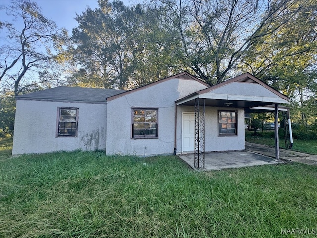 view of front of house with a front lawn