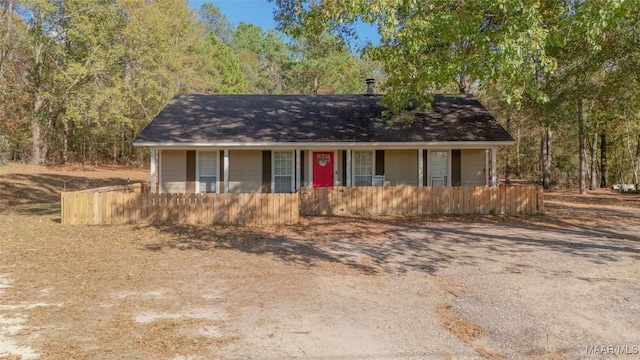 view of front of property featuring a fenced front yard and a porch