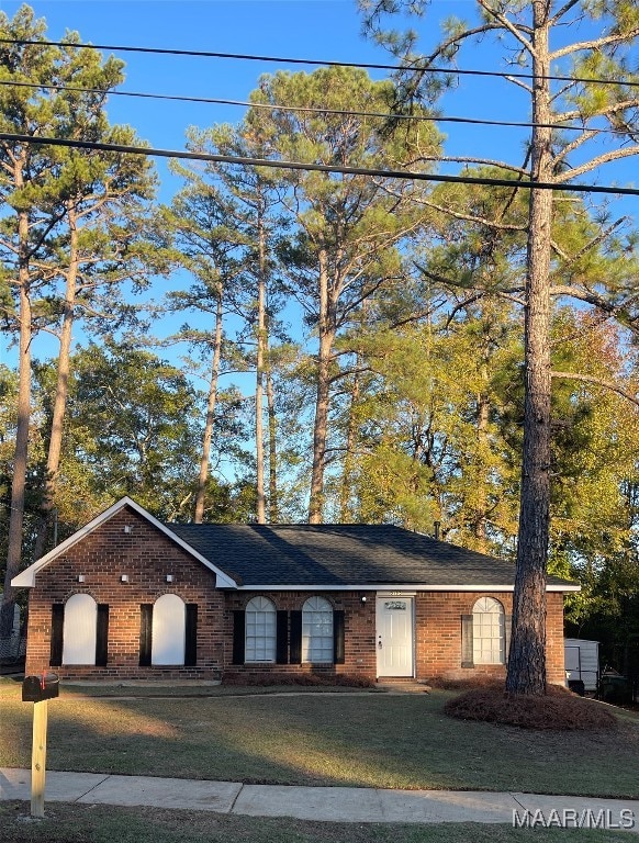 ranch-style house with a front yard