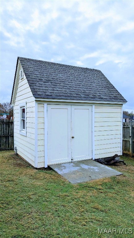 view of outdoor structure featuring a yard