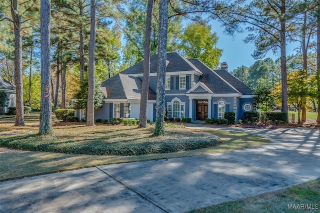 view of front of house with a front lawn