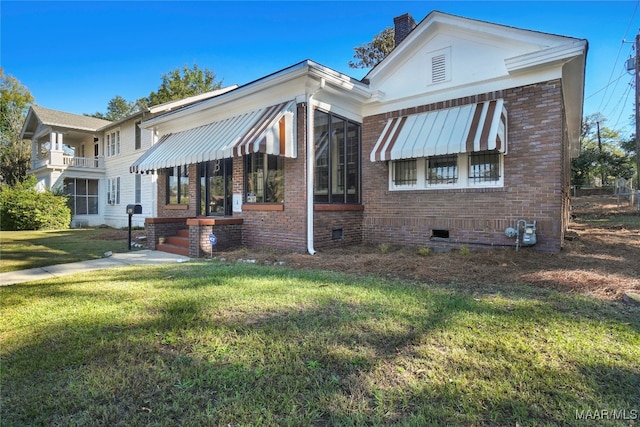 view of front of home with a front lawn