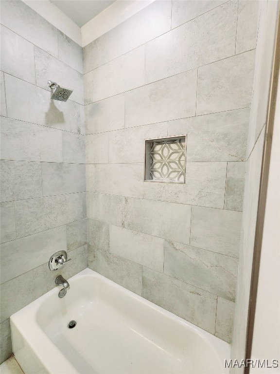 bathroom with tiled shower / bath combo