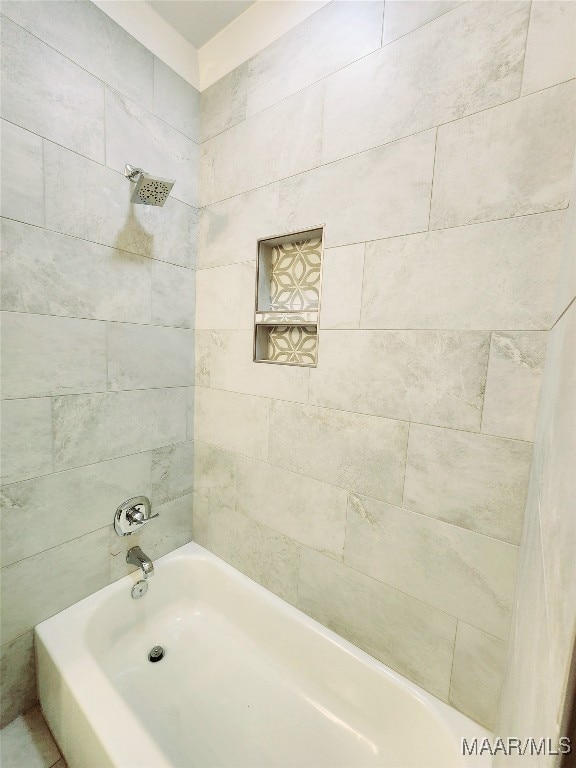 bathroom with tiled shower / bath combo