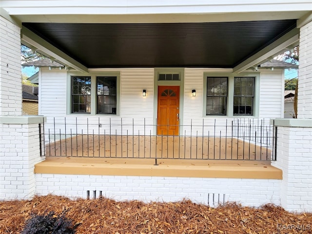 doorway to property with covered porch