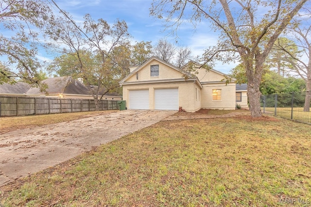 view of front facade featuring a garage and a front yard