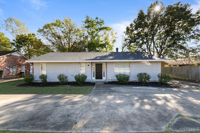 ranch-style house featuring a front yard