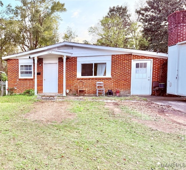 view of front of property with a front yard