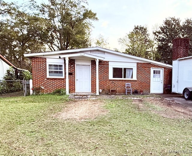 view of front facade with a front yard