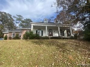 view of front facade featuring a front lawn