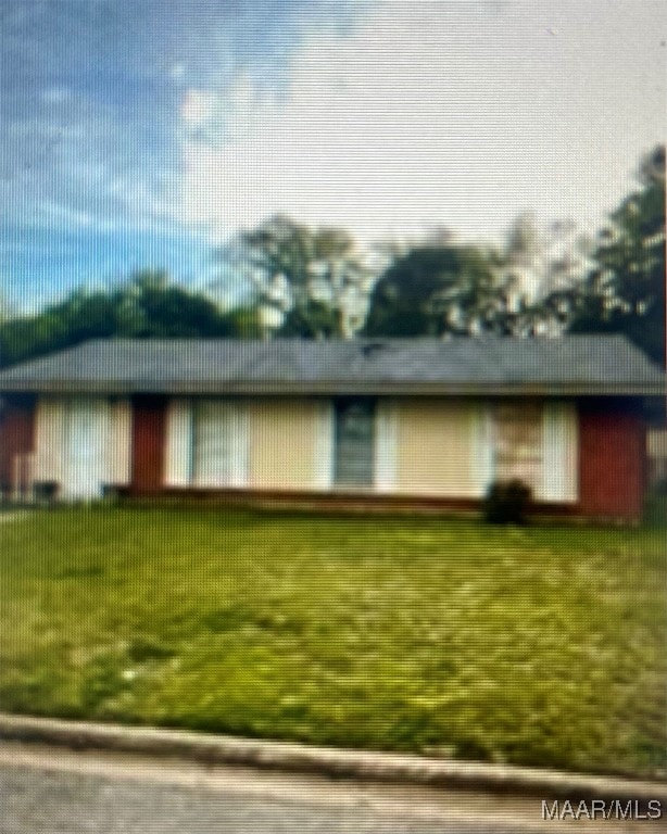 view of front of house with a front yard