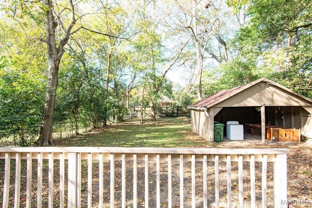 view of yard featuring an outbuilding