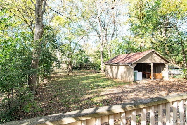 view of yard featuring an outdoor structure