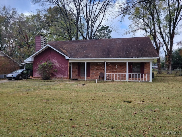 view of front of property featuring a front yard and a porch