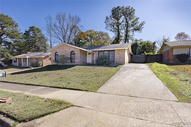 view of front of property featuring a front lawn