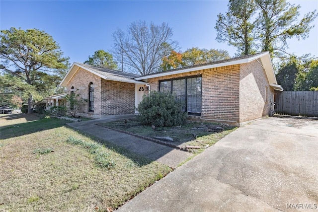 ranch-style home featuring a front yard