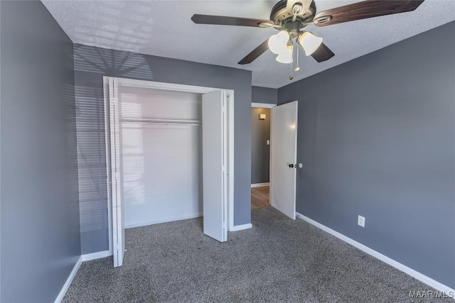 unfurnished bedroom featuring ceiling fan, carpet floors, a textured ceiling, and a closet