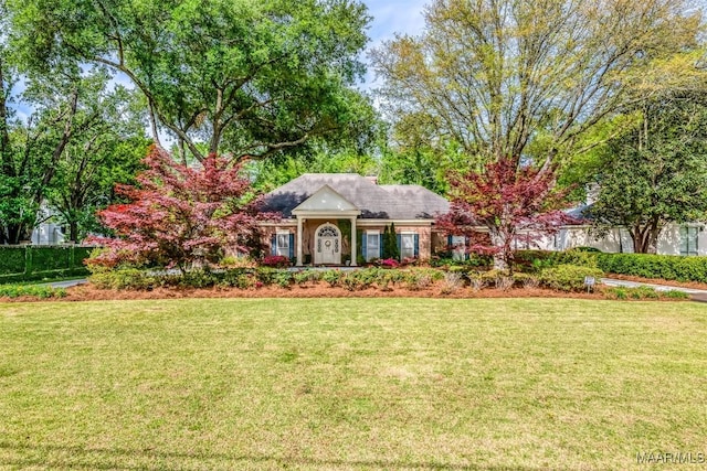 view of front of home featuring a front lawn