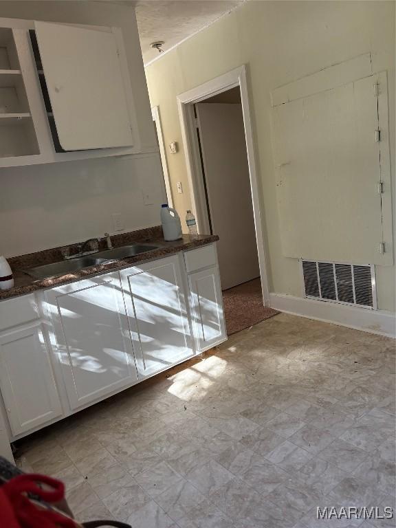 empty room featuring sink