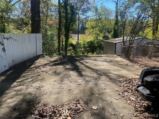 view of yard with an outbuilding