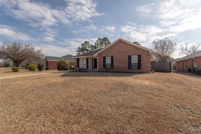 single story home featuring a front lawn