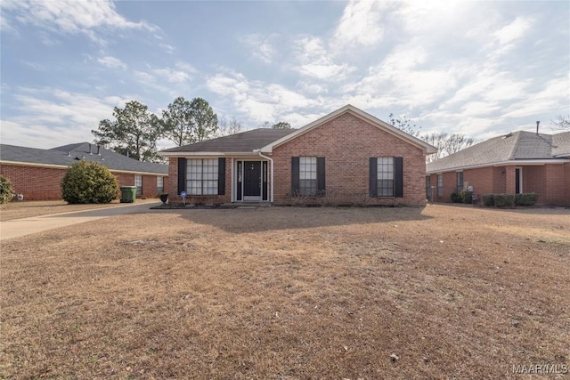 ranch-style home featuring a front lawn