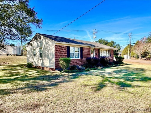 single story home featuring a front lawn