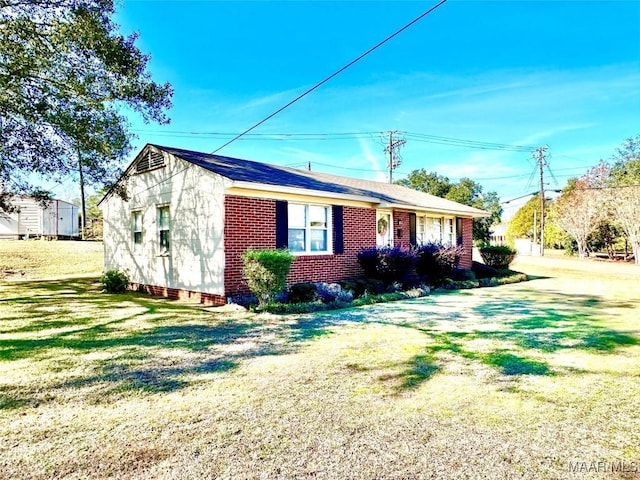 view of front of property with a front yard