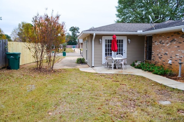 view of yard featuring a patio