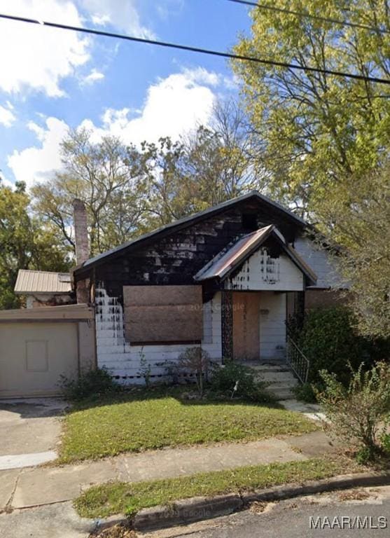 view of front of property with an outbuilding