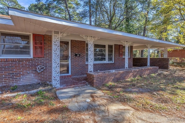 entrance to property featuring a porch