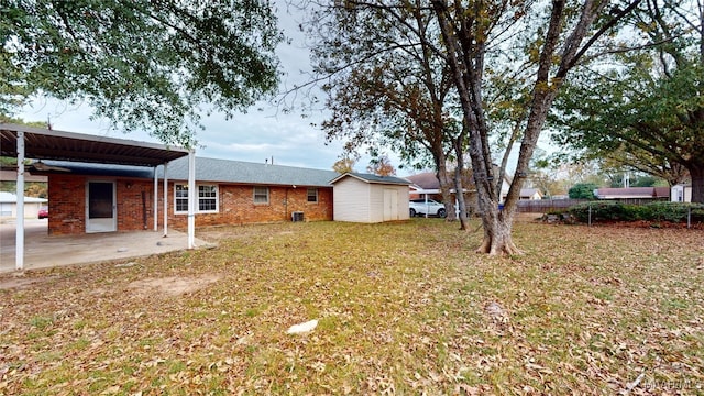 view of yard with ceiling fan and a patio