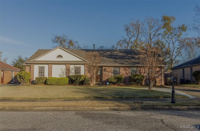 ranch-style house featuring a front yard