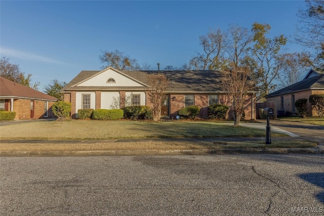 view of front facade featuring a front lawn