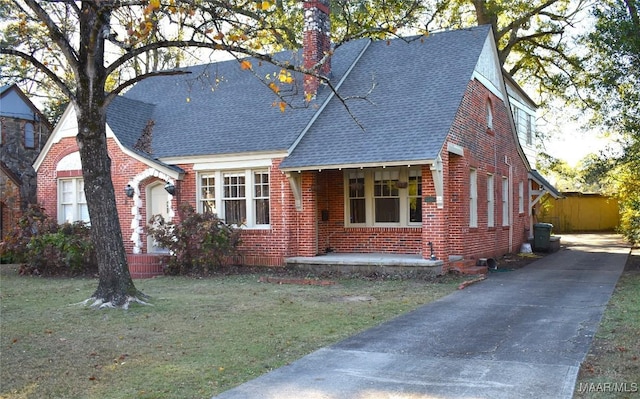 view of front of property with a front yard