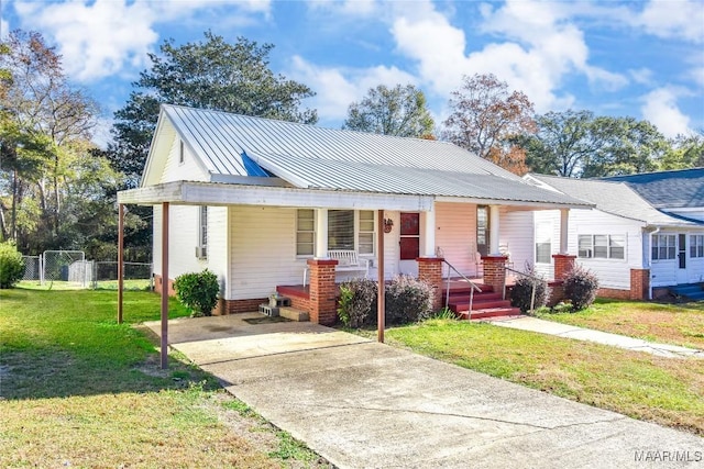 view of front of house featuring a porch and a front yard