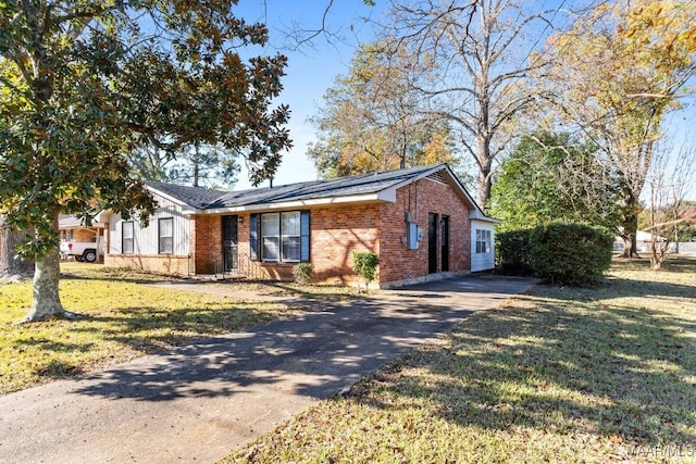 view of front of house with a front yard