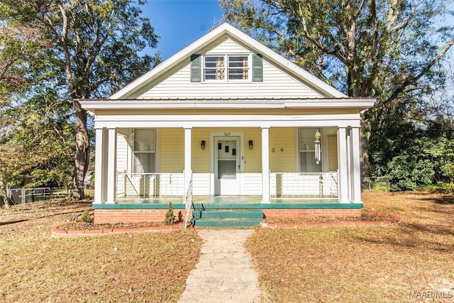 view of front of property with a front yard