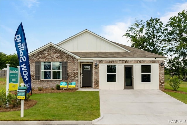 view of front of house featuring a front yard