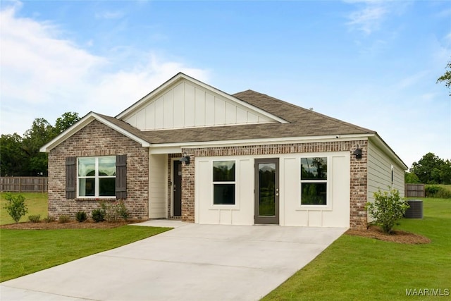 view of front of property with a front lawn