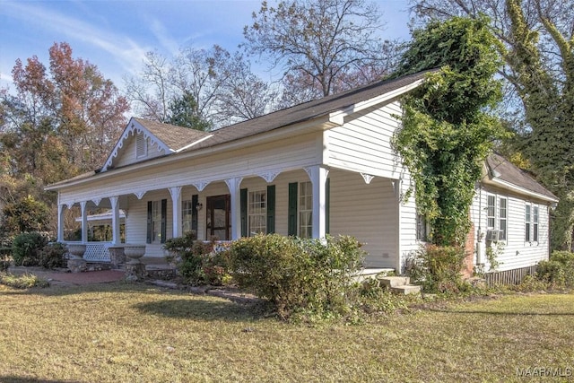 view of front facade with a front yard and a porch