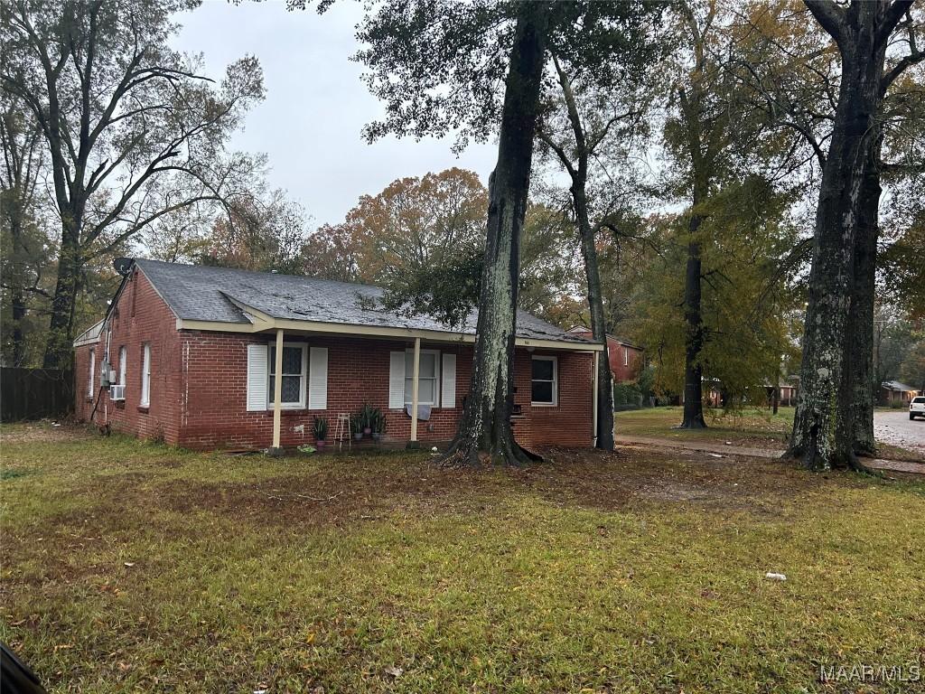 ranch-style home with a front lawn