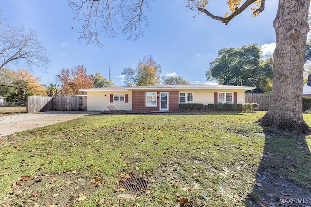 single story home featuring a front yard