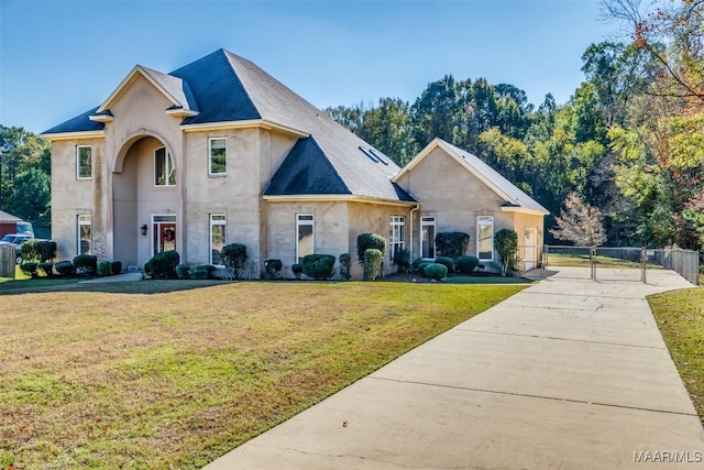 view of front of house featuring a front lawn