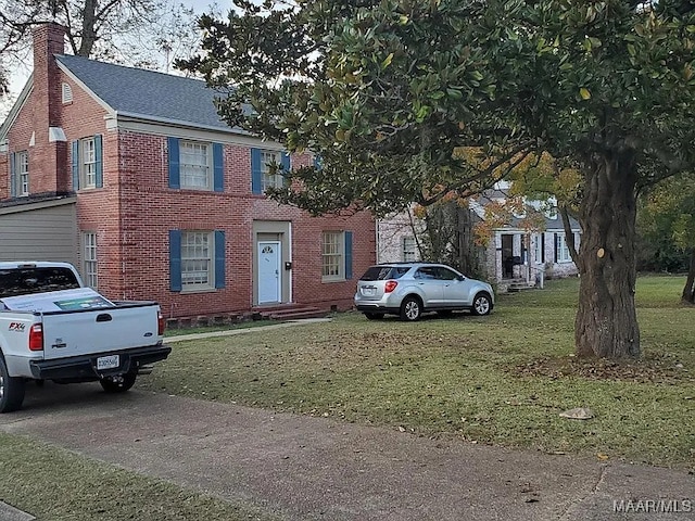 view of front of home with a front lawn