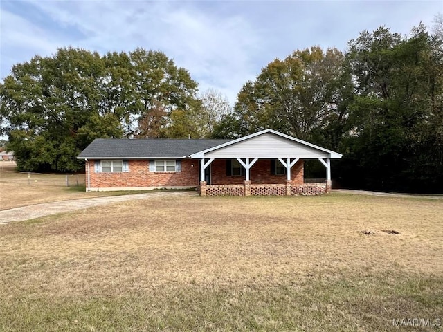 view of front of home featuring a front yard