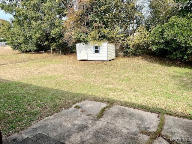 view of yard featuring a storage shed