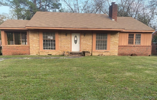 view of front of home featuring a front yard