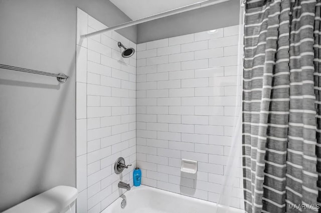 bathroom featuring shower / tub combo